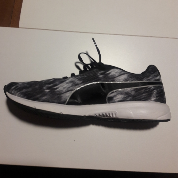 EUC Puma Black & White Running Shoe - Women's Size 8.5 - Picture 2 of 10